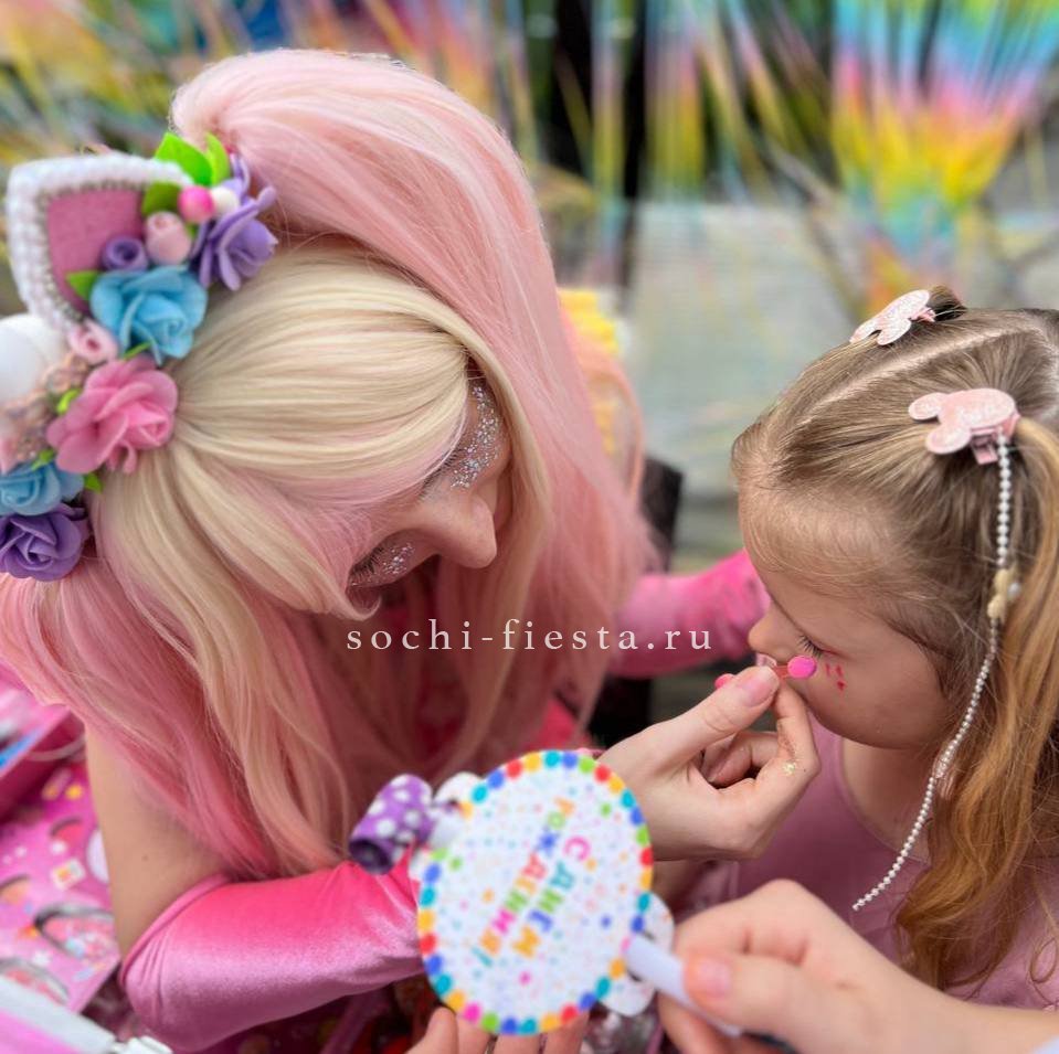 праздничная хвойная новогодняя аранжировка с красными розами от челябинского флориста для офисного декора