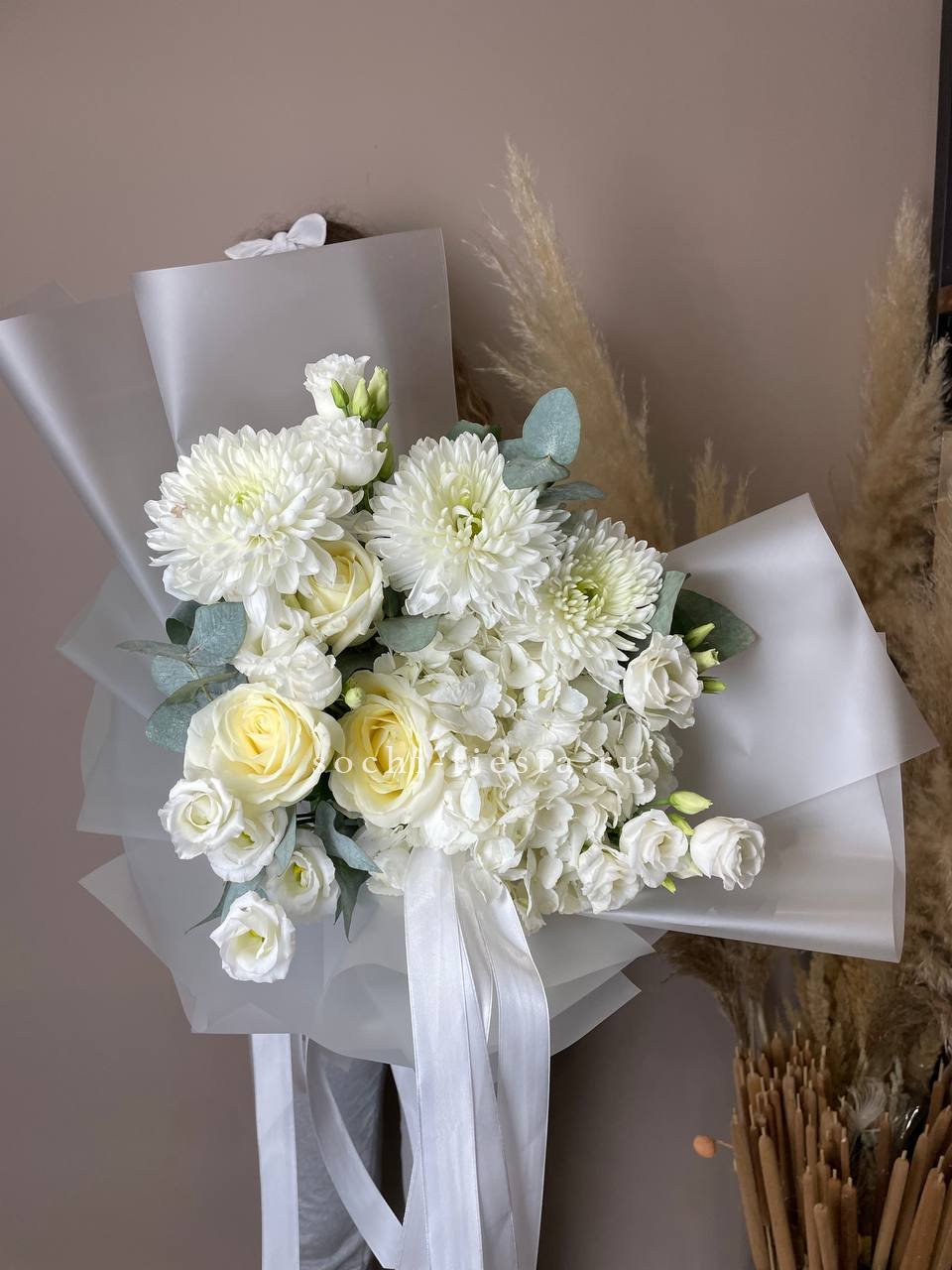 сборный букет из роз и эустомы в крафтовой упаковке для доставки по Челябинску