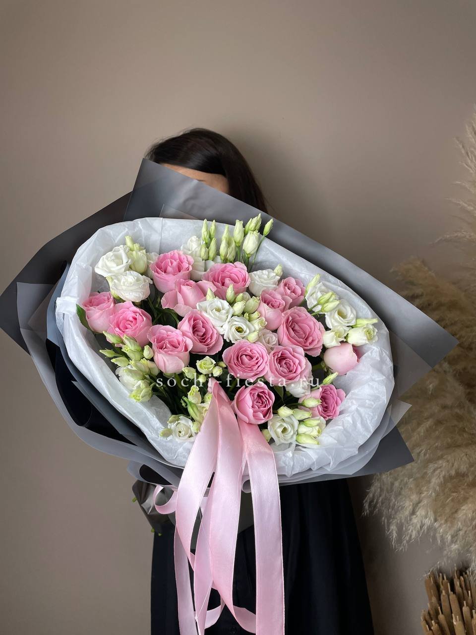 уральский сборный букет из роз хризантем и осенней рябины для челябинского подарка