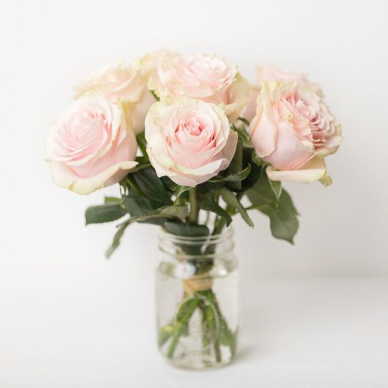 розы Red Naomi и Freedom в челябинской флористической студии