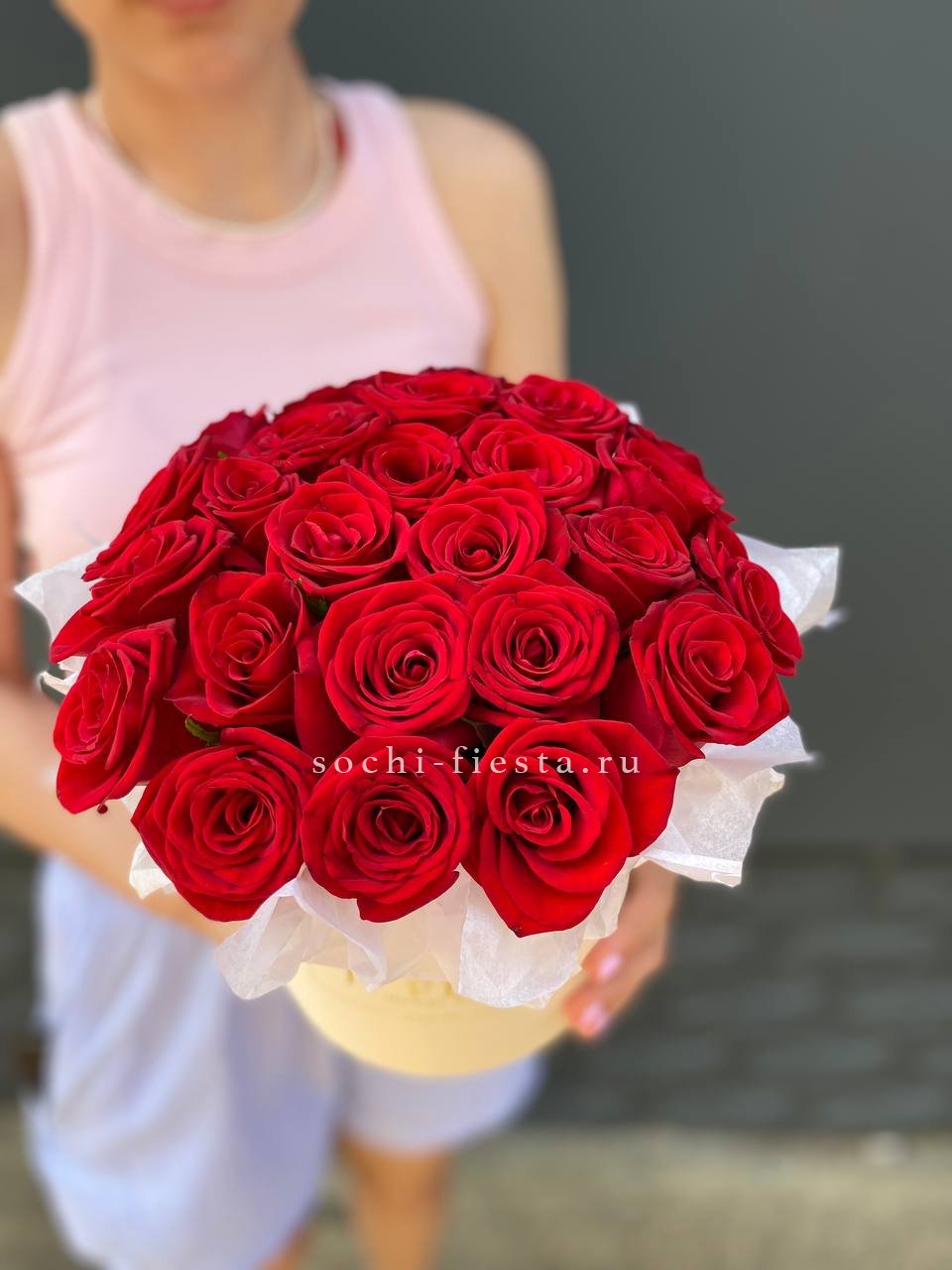 кубическая коробка с эустомой и эвкалиптом для челябинского IT-офиса