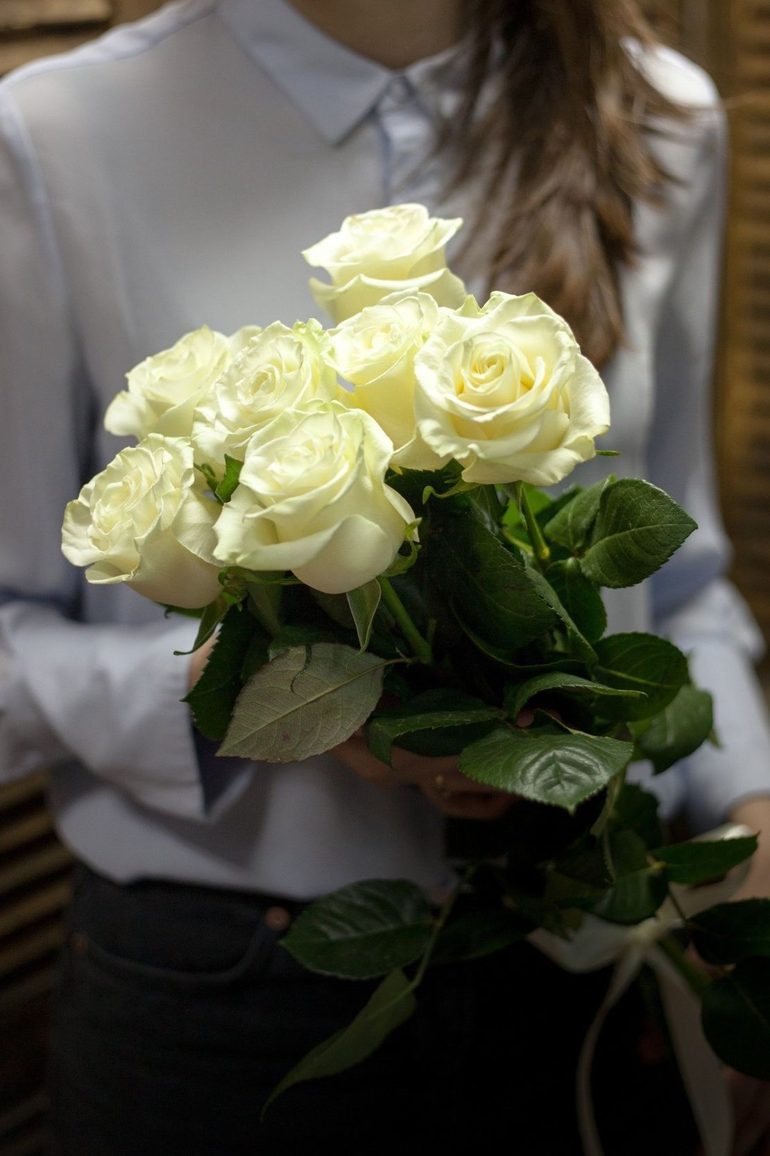 букет из 25 роз с бордовой лентой для челябинского юбилея