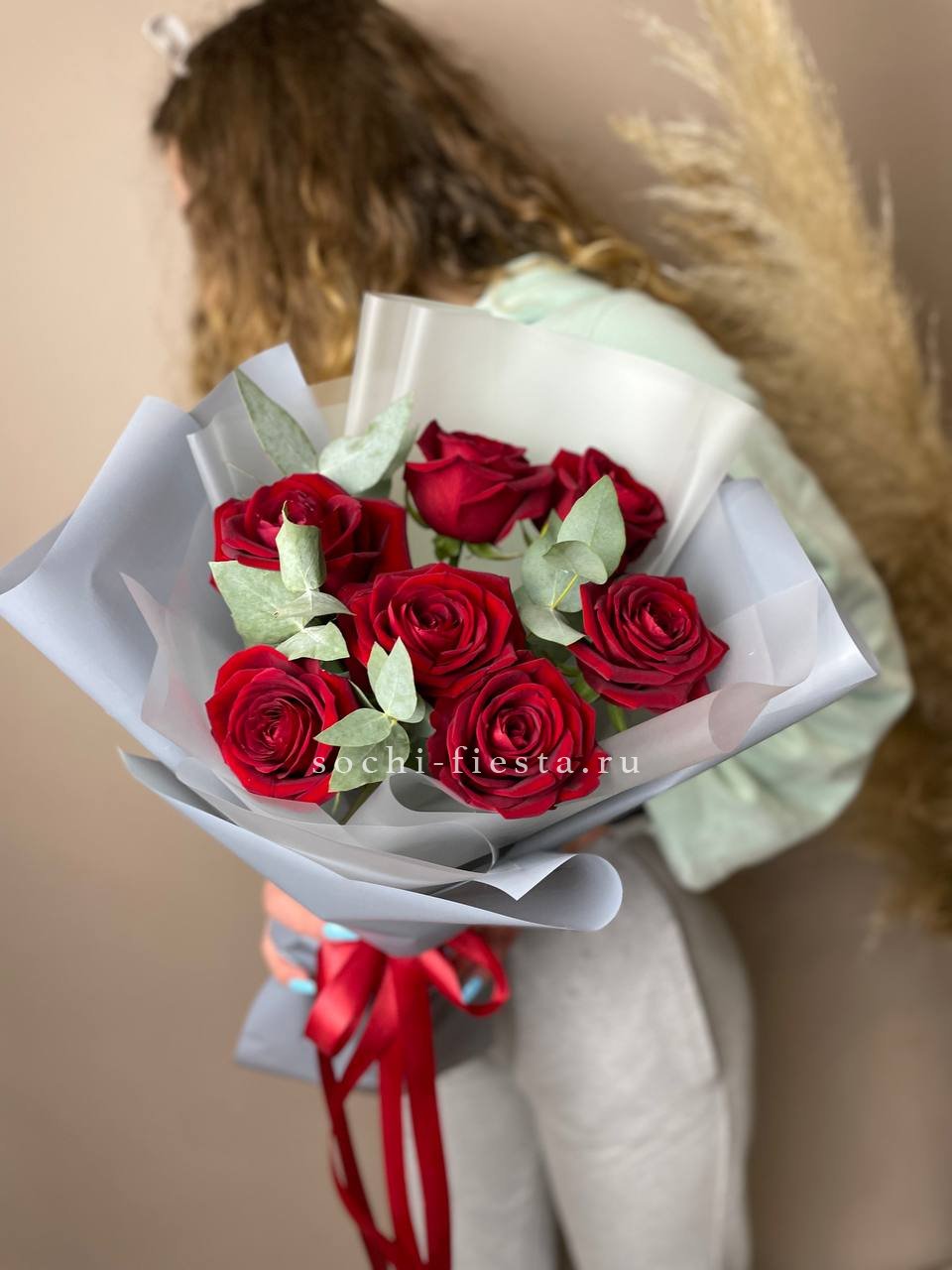 корпоративная корзина с 51 розой для челябинского предприятия