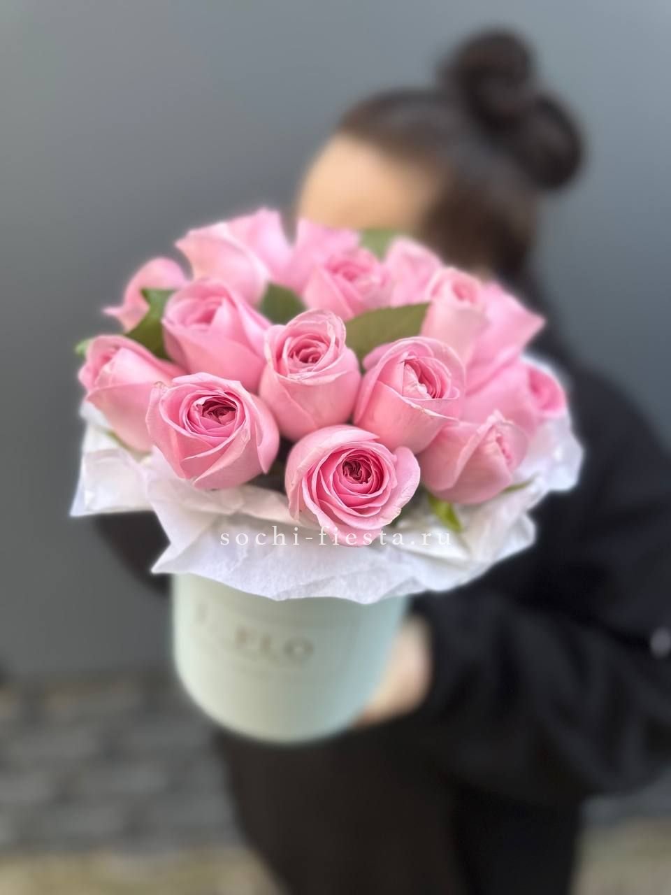 шляпная коробка с розами и хризантемой для челябинского офиса