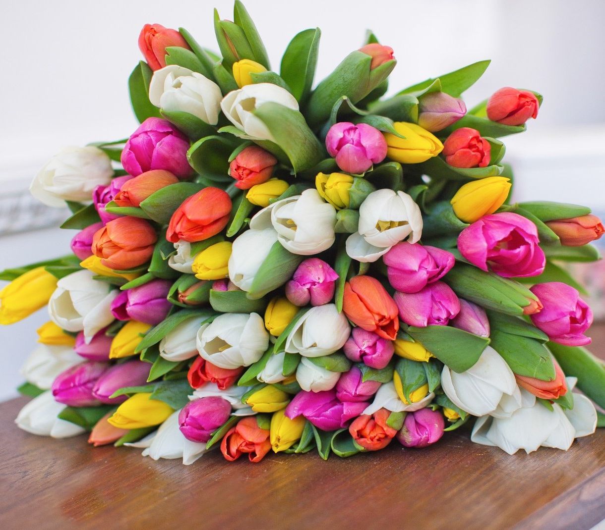 свадебная композиция с пионами и эустомой в челябинской студии