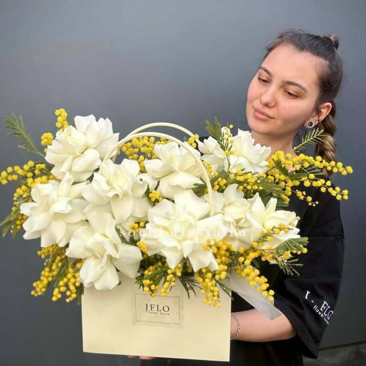 Французские Розы и мимоза  в сумочке  в Челябинске