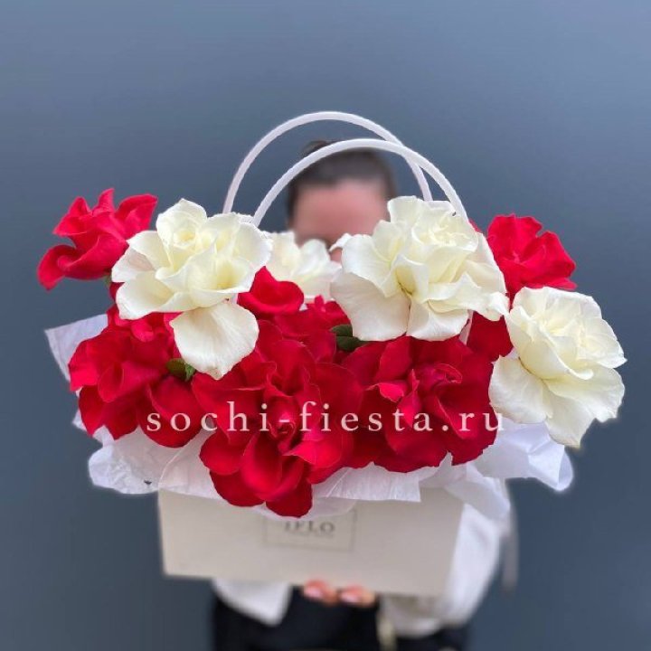Сумочка  красных и белых роз в Челябинске