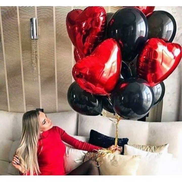 Фонтан из красных сердец с чёрными шарами  в Челябинске