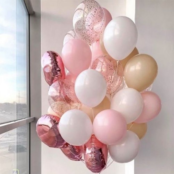 Фонтан шаров розового и белого цветов в Челябинске