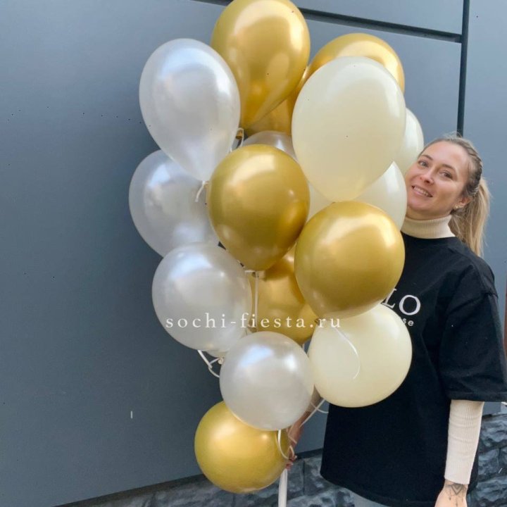 Облако шаров из белого и золотого оттенков в Челябинске