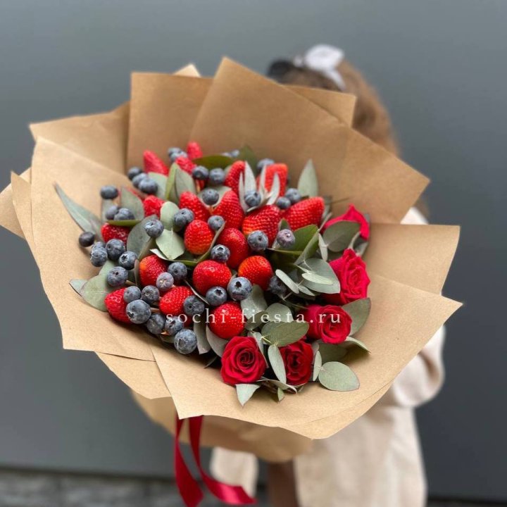 Клубника и голубика с цветами в Челябинске