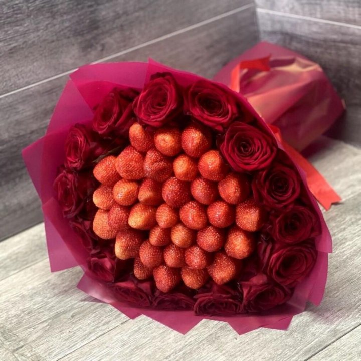 Клубничный букет с розами в Челябинске