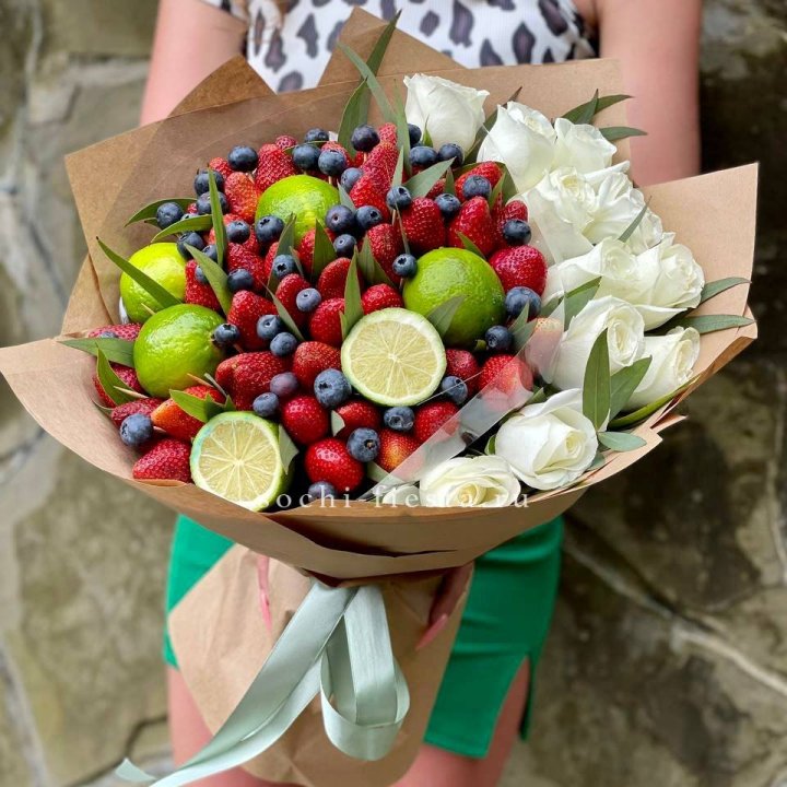 Ягодно-цитрусовый букет с розами в Челябинске