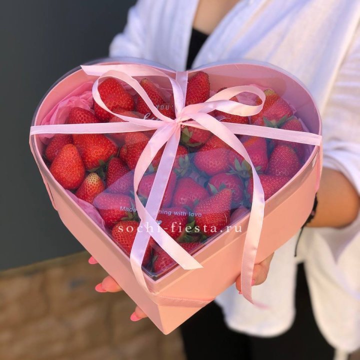 Коробочка сердце  с клубникой в Челябинске