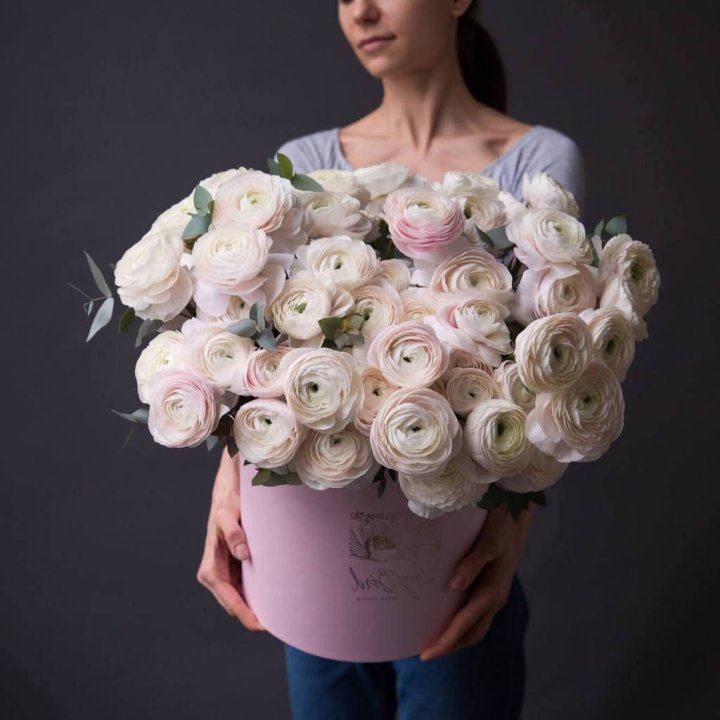 Бокс с ранункулюсами в Челябинске