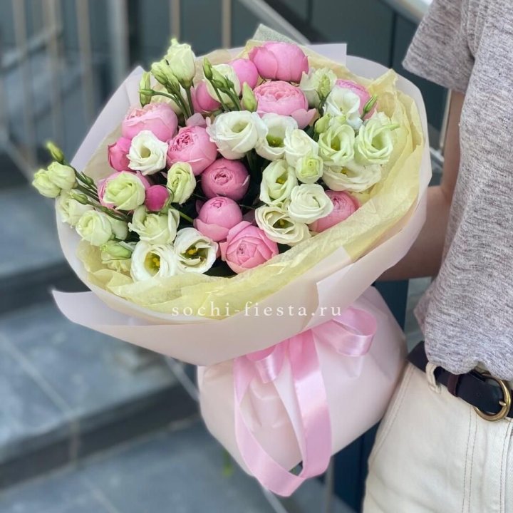 Букет кустовых роз с эустомой в Челябинске