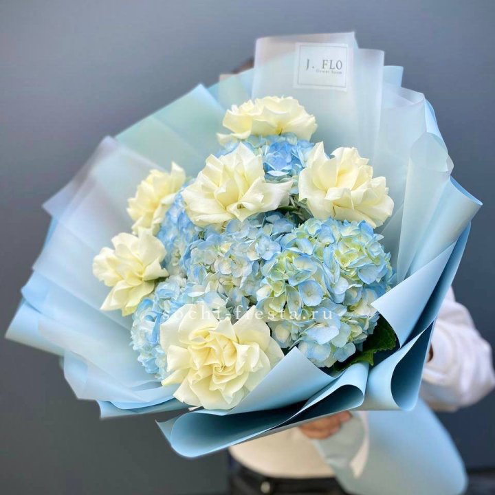  Букет из голубых гортензий и роз  в Челябинске