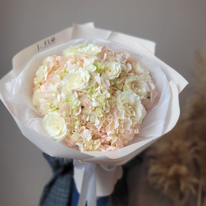  Букет гортензии и роз  в Челябинске