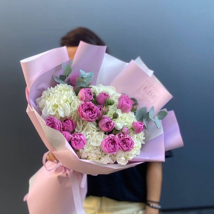 Букет белых гортензий и пионовидных роз  в Челябинске