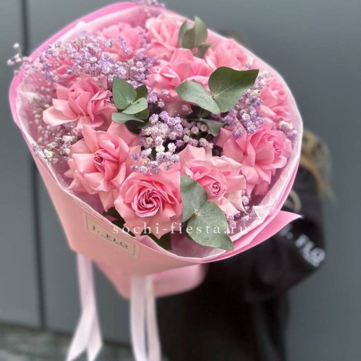Розовые французские розы с гипсофилой в Челябинске