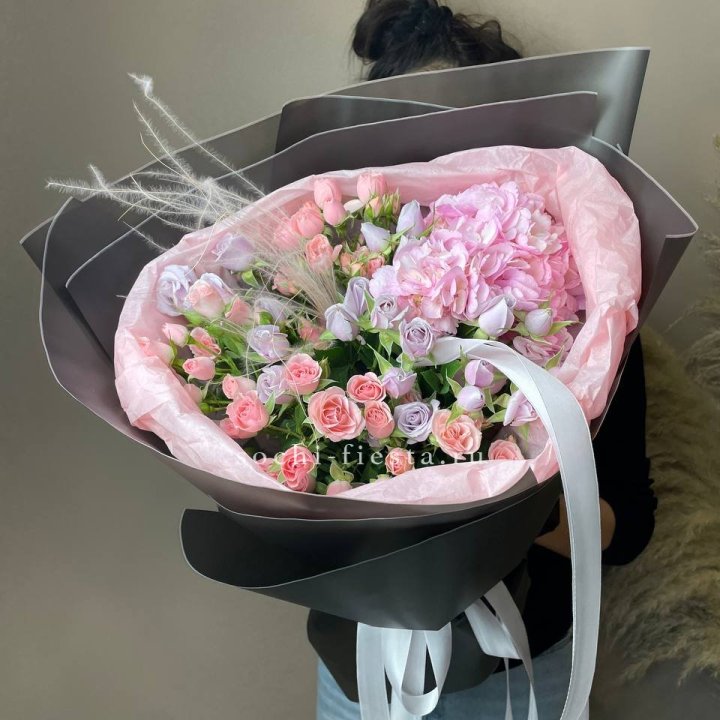  Букет гортензии и роз "Саперави" в Челябинске