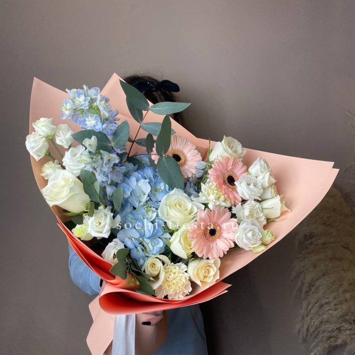  Букет гортензии и роз "Валенсия" в Челябинске
