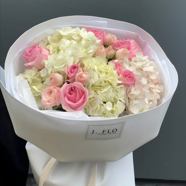  Букет гортензии и роз  "Тиамо" в Челябинске