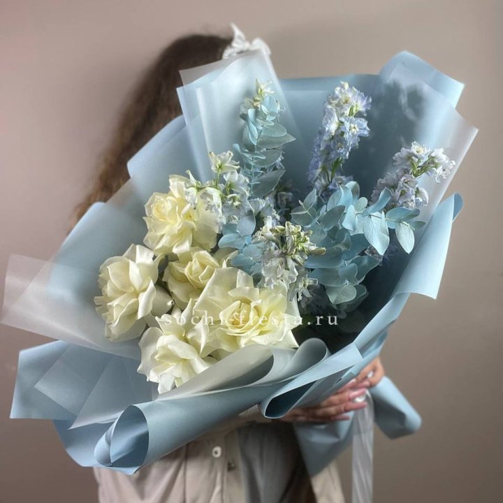 Букет из белых французских роз и дельфиниума в Челябинске