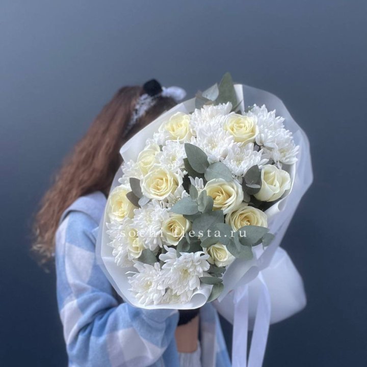  Букет белых роз с хризантемой  в Челябинске