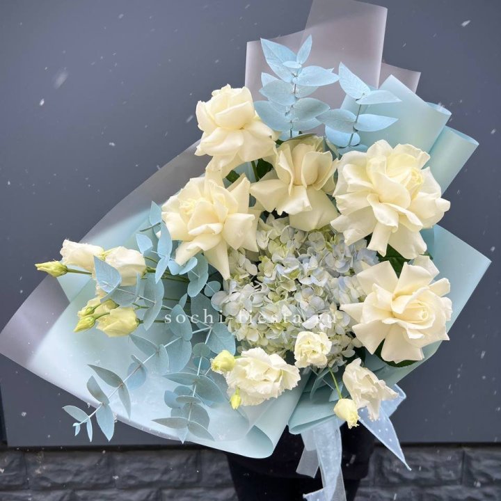 Букет с гортензией и белыми французскими розами в Челябинске