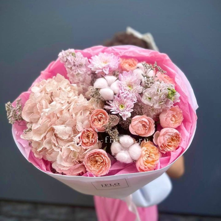 Букет гортензии и кустовых роз "Абрассо" в Челябинске