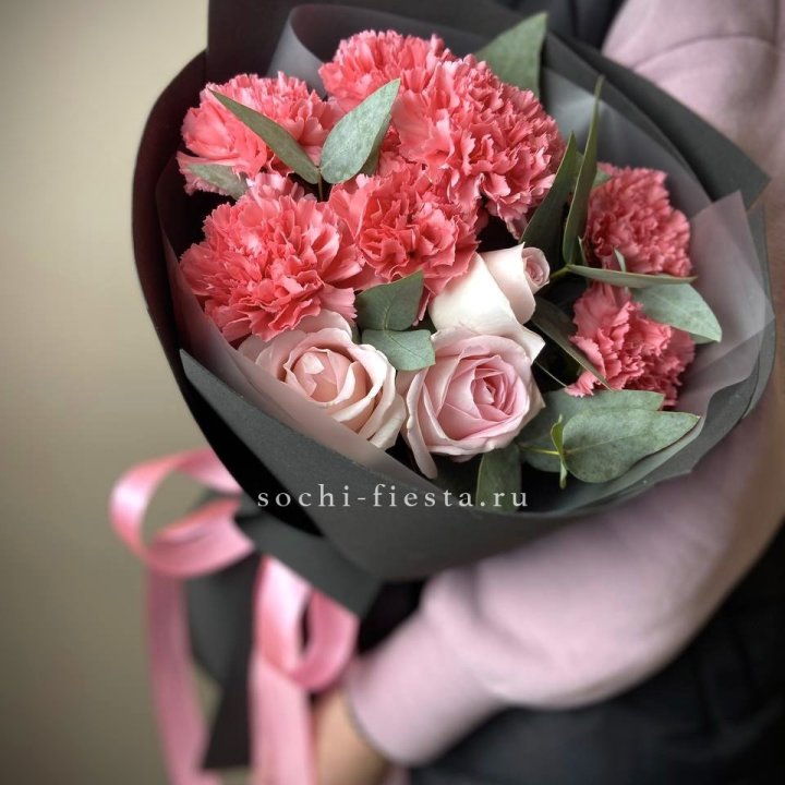 Букет из роз и диантусов "Пенелопа" в Челябинске