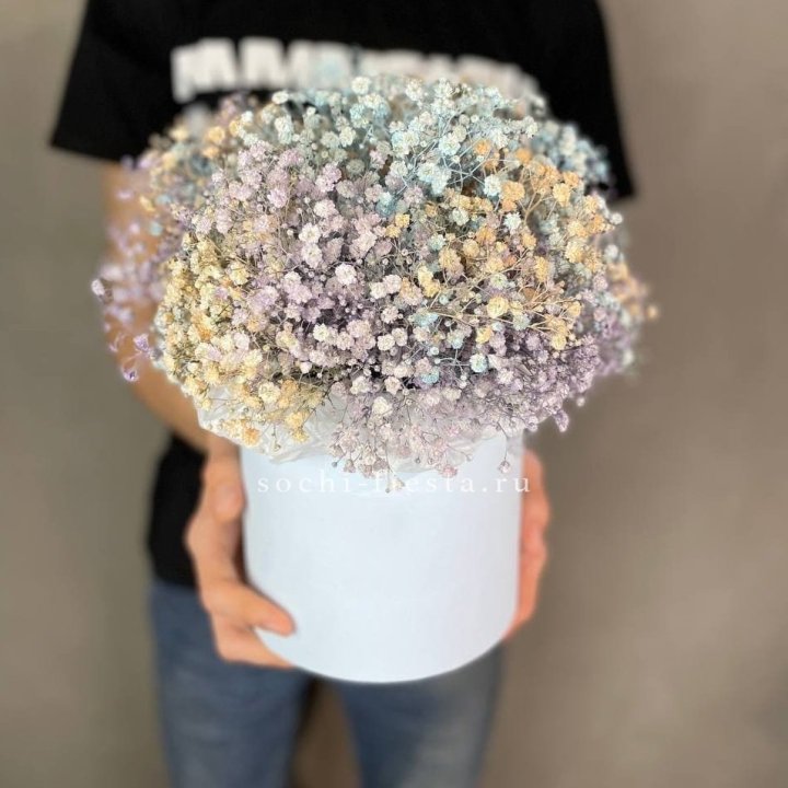 9 Радужных гипсофил в шляпной коробке в Челябинске