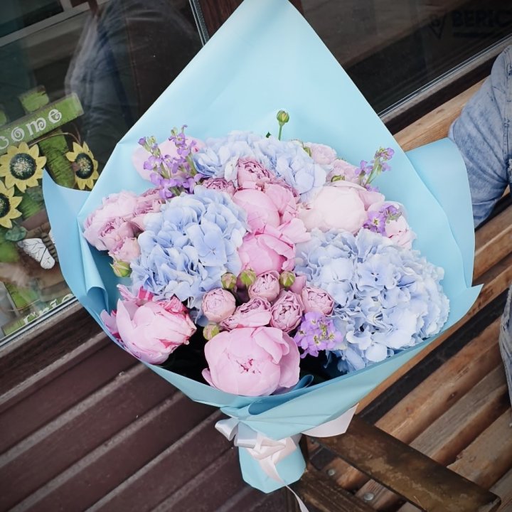 Букет с гортензиями "Блубери" в Челябинске