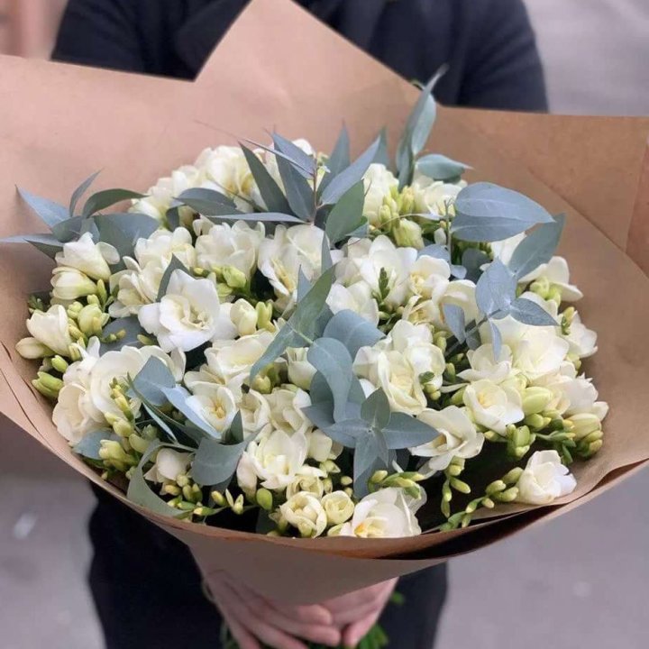 51 фрезия с эвкалиптом в Челябинске