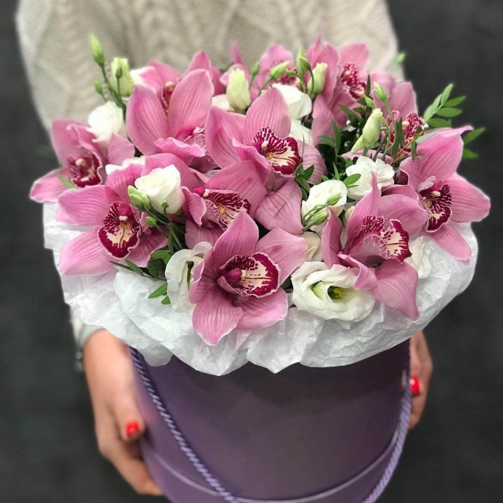 Орхидея и эустома в шляпной коробке в Челябинске