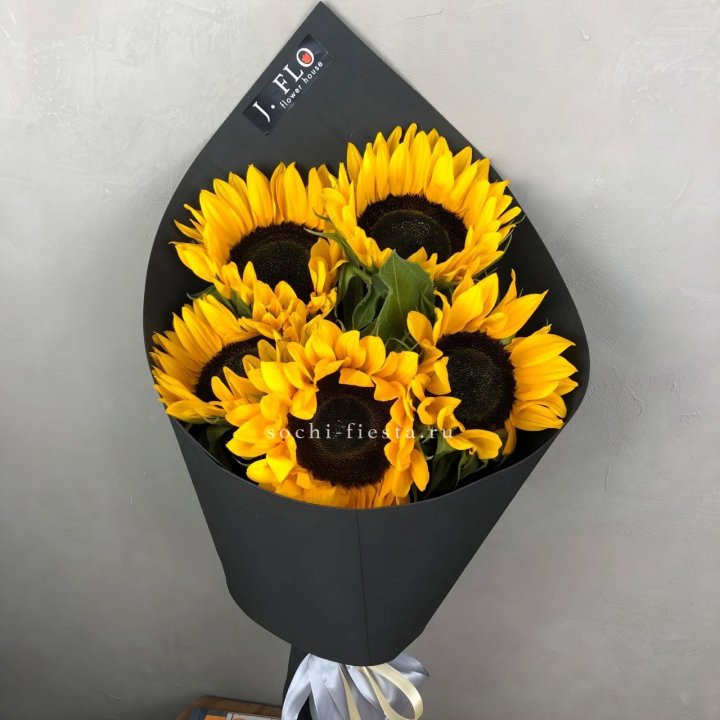 Букет из 5  подсолнухов в Челябинске