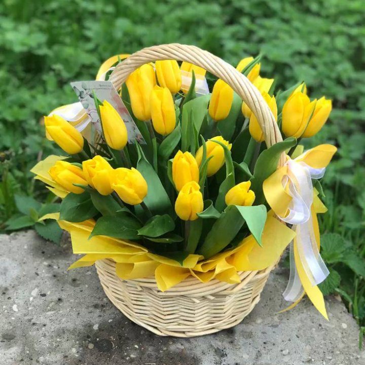 25 желтых тюльпанов в корзине в Челябинске