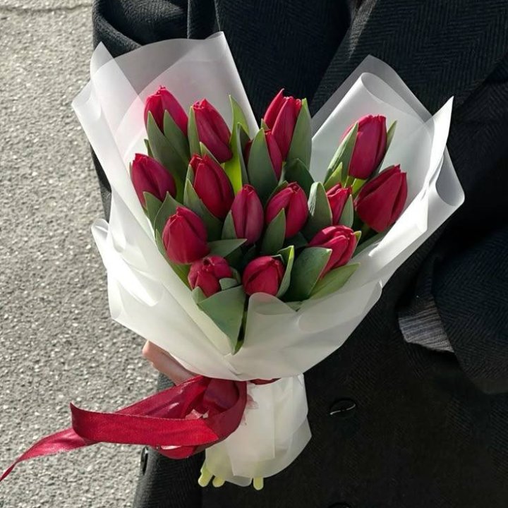 15 красных тюльпанов в Челябинске
