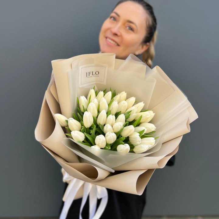 35 белых тюльпанов в Челябинске