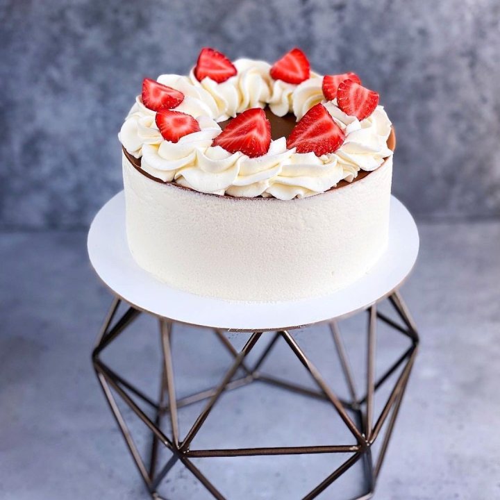 Торт "Клубника со сливками" в Челябинске