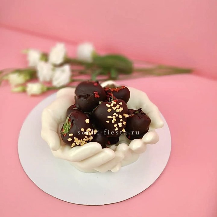 Клубника в шоколаде на шоколадных ладонях  в Челябинске