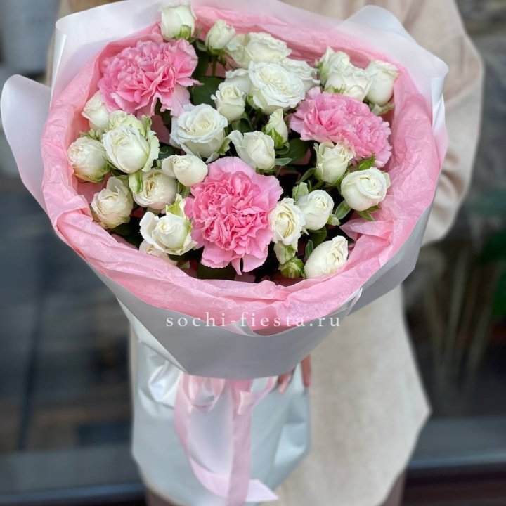 Букет розы с диантусами "Блэш" в Челябинске