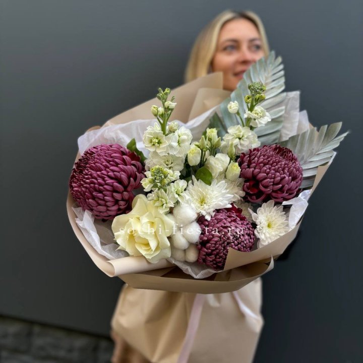 Хризантемы с маттиолой розами эустомой Чика в Челябинске