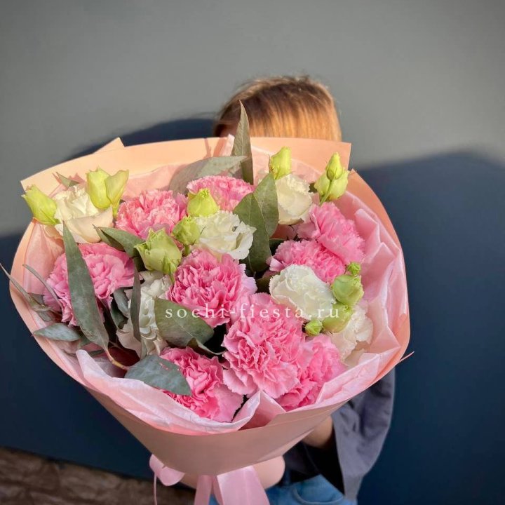 Букет гвоздик и  эустом "Сири" в Челябинске