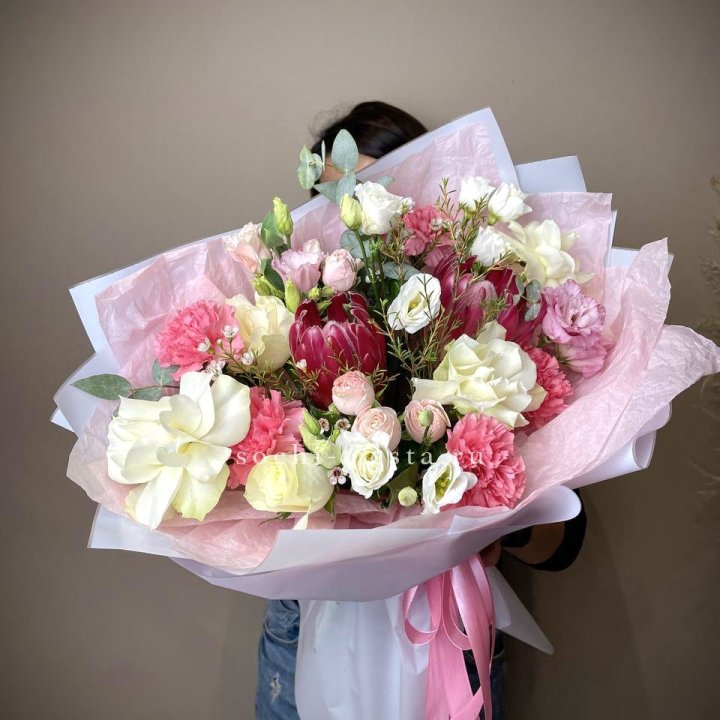 Букет с протеей, розами "Элеонора" в Челябинске