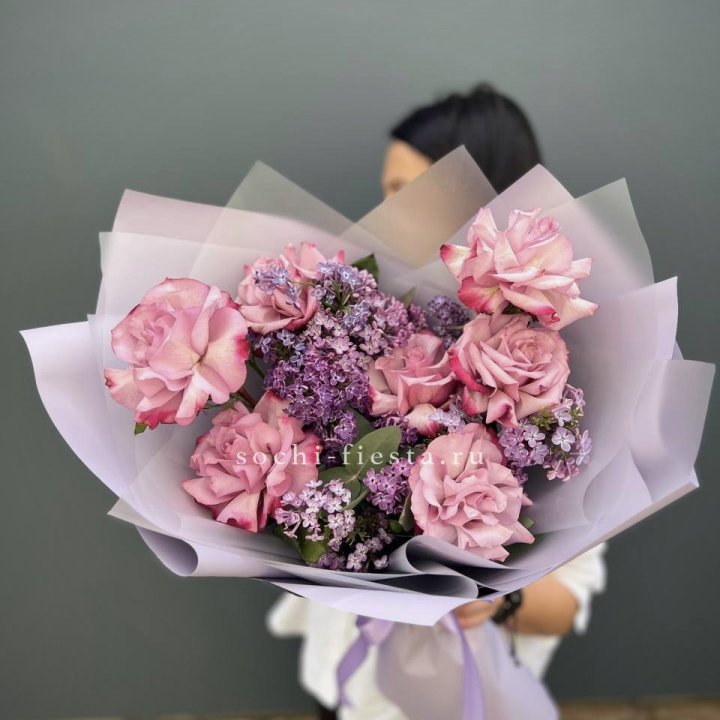 Букет из розовых роз и сирени в Челябинске
