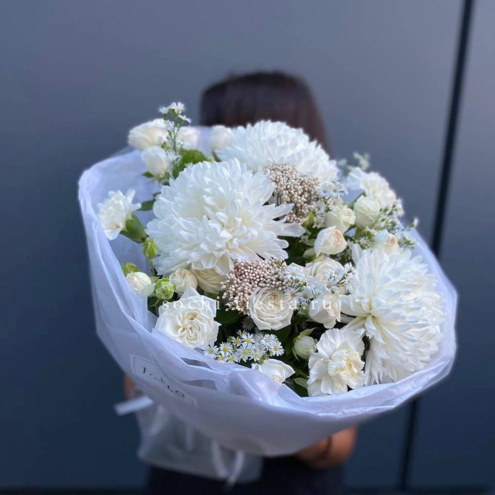 Букет хризантем и роз вайт шотс в Челябинске