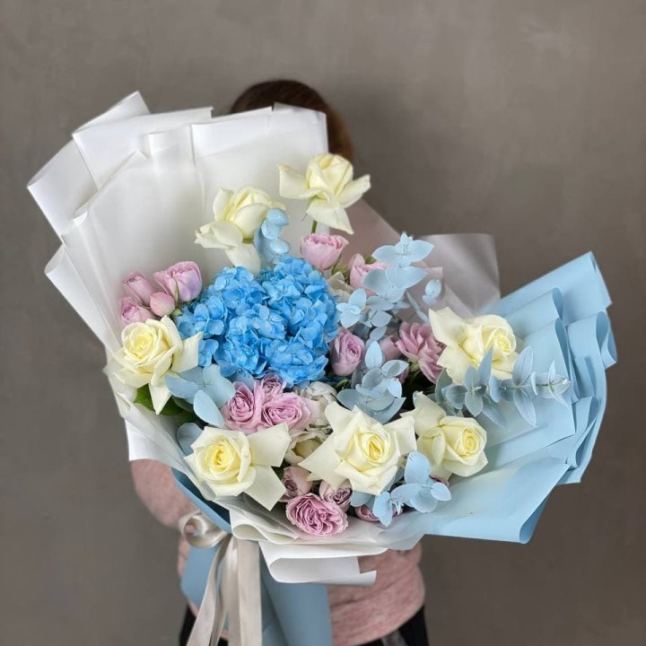 Дизайнерский букет "Блю скайфорт" в Челябинске