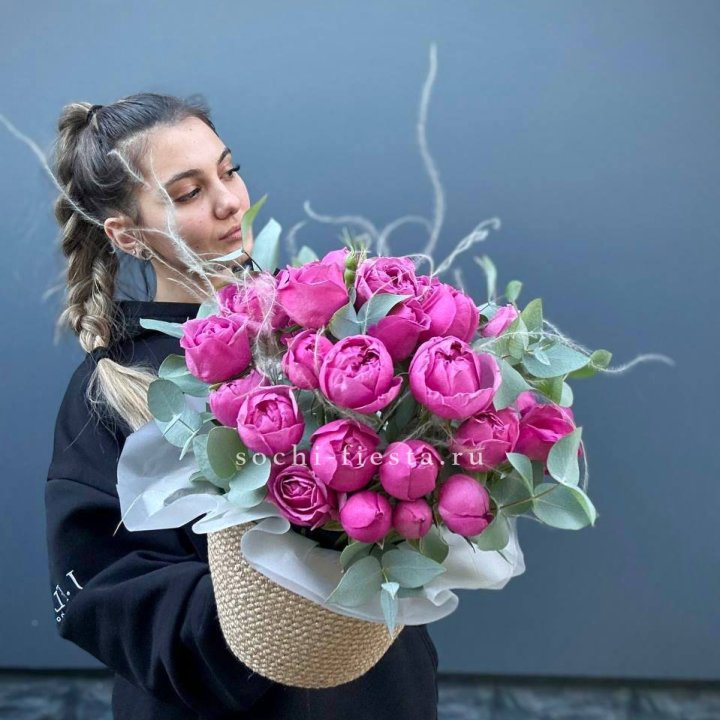 Пионовидные розы  в джутовом кашпо  в Челябинске